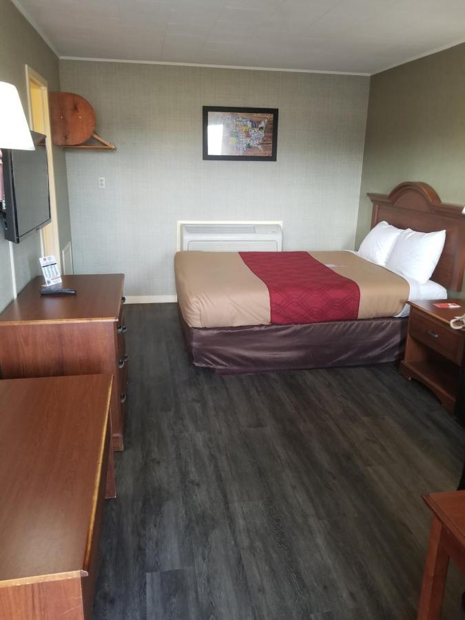 Falls Inn Newton Falls Bagian luar foto